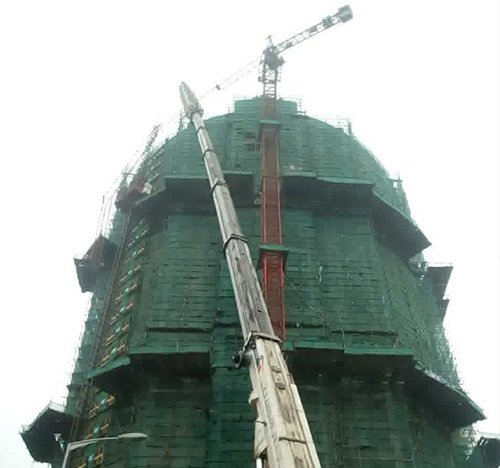 东兰吊车在工地上作业